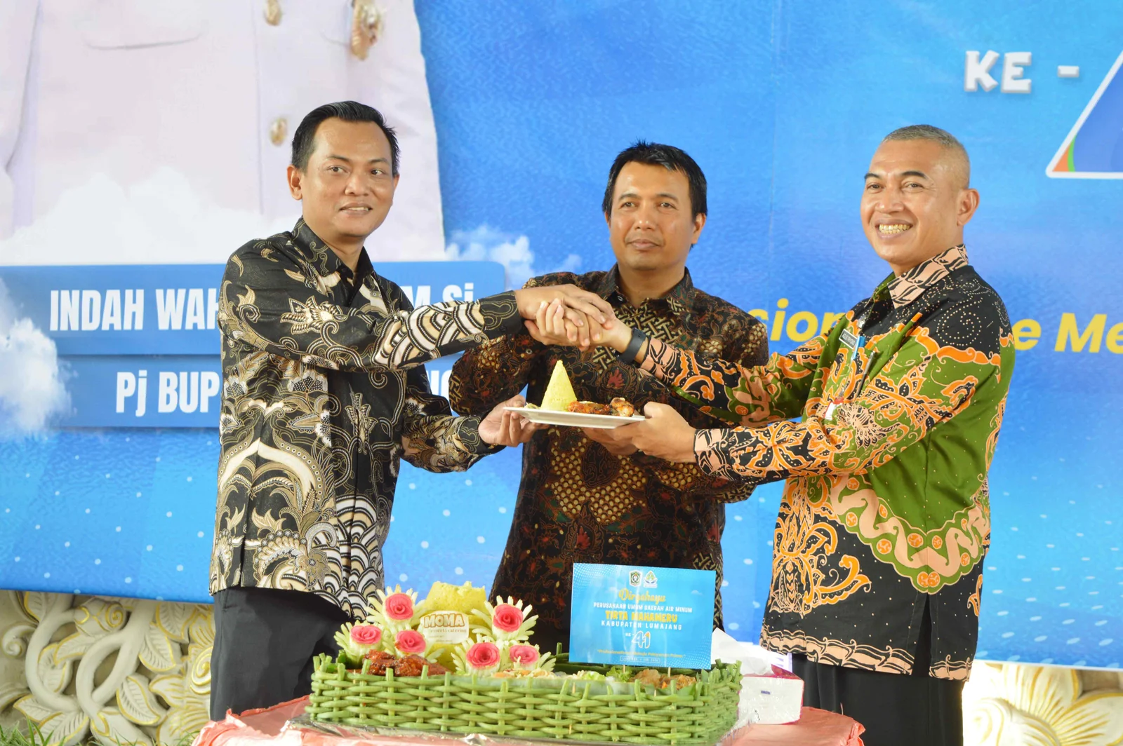 Potong Tumpeng HUT Perumdam Tirta Mahameru ke-41